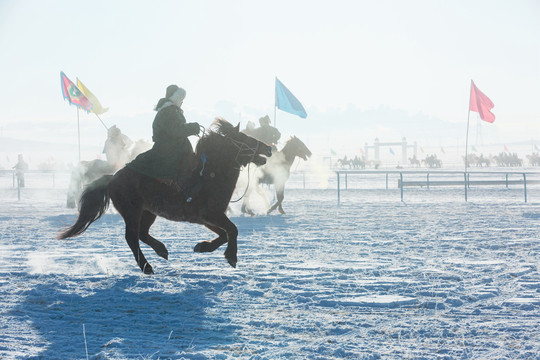 冬季雪原蒙古族骑马