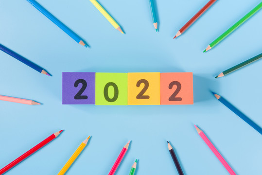 彩色铅笔环绕的2022