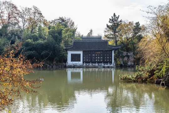 秋天扬州大明寺的听石山房美泉亭