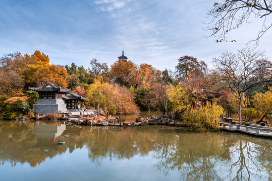 秋天扬州大明寺的听石山房美泉亭