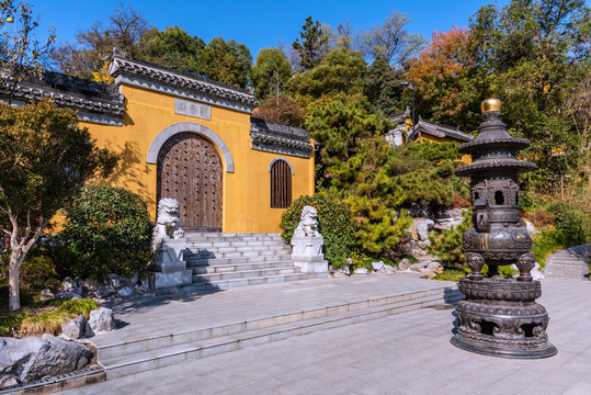 秋天中国扬州观音山的寺庙