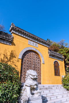 秋天中国扬州观音山的寺庙