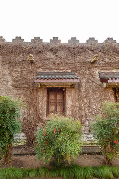 秋天中国扬州唐城遗址的唐式城墙