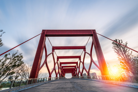 夕阳下中国扬州运河三湾的剪影桥