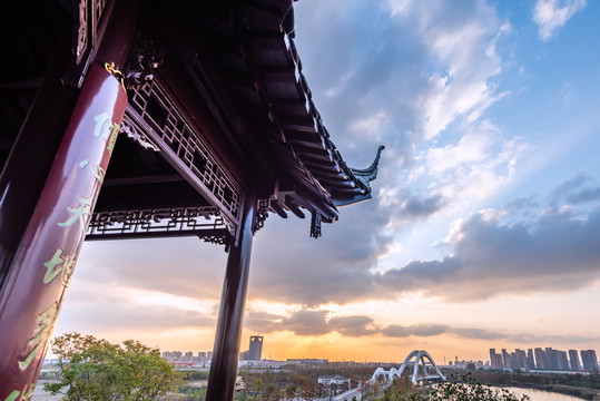 俯瞰夕阳下的扬州运河三湾风景区