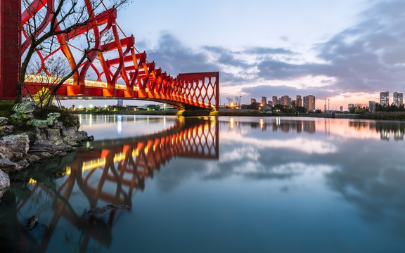 中国扬州运河三湾的剪影桥夜景