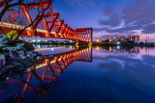 中国扬州运河三湾的剪影桥夜景