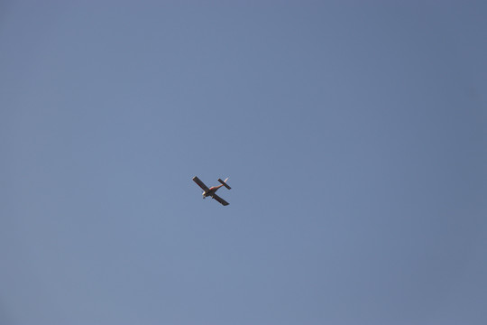 天空中的小型飞机