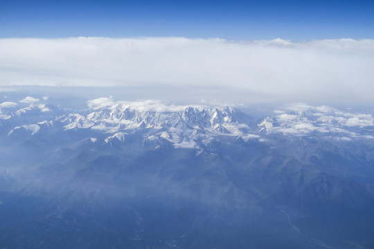 俯瞰积雪山峰