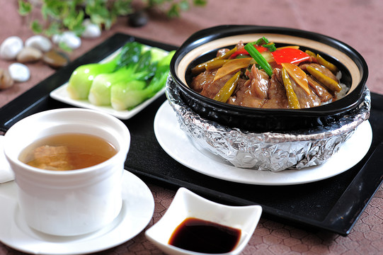 野山椒牛肉煲仔饭
