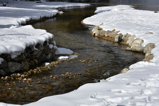 雪山河流