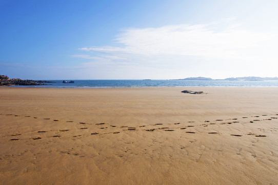 红塔湾海岸沙滩脚印蓝天
