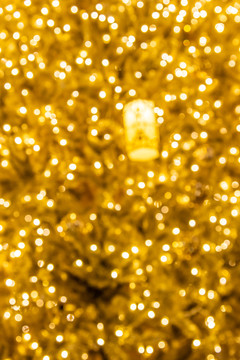 模糊虚幻的金色圣诞树光斑粒子