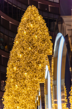 节日金色的圣诞树特写