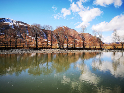 雪山河流