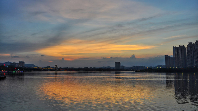 江边夕阳