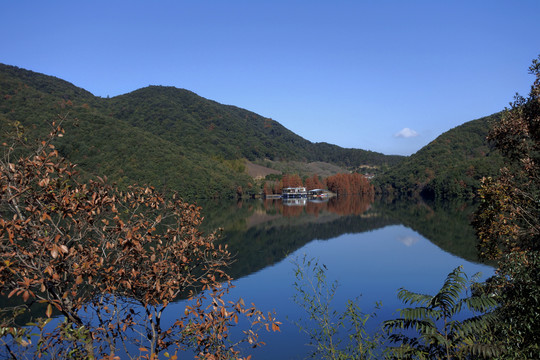 秋日湖山