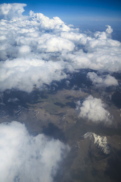 俯瞰积雪山峰