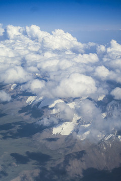 航拍天山雪山