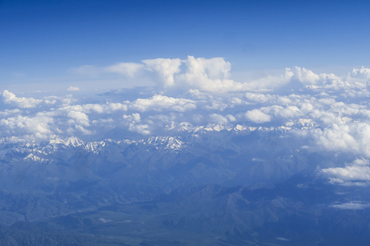 夏日俯瞰积雪山峰