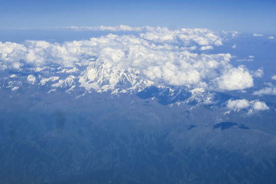 俯瞰积雪山峰