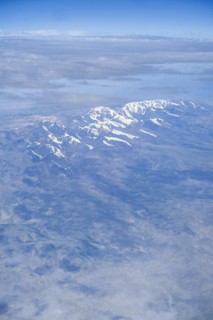 夏日俯瞰积雪山峰