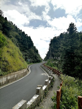 山区柏油路