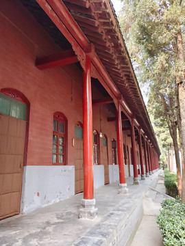 斜顶瓦檐红砖墙红柱子