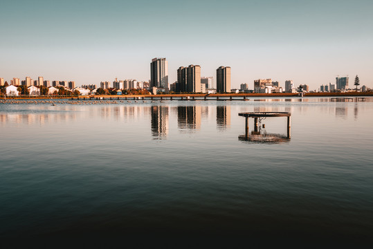 城市公园湖景