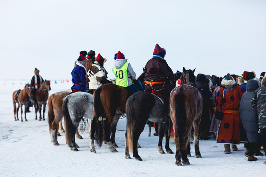 冬季那达慕蒙古人骑马