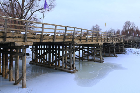 大兴安岭冰封河流上的老木桥