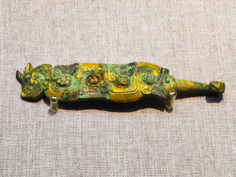鎏金牛形铜带钩