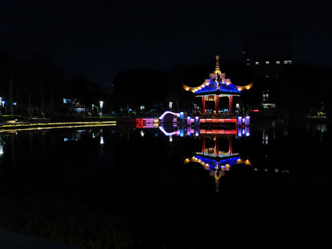 公园夜景凉亭