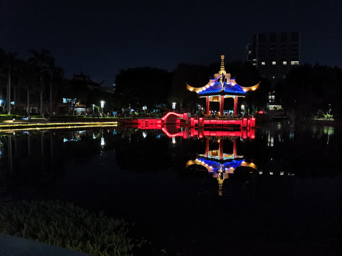 公园夜景凉亭