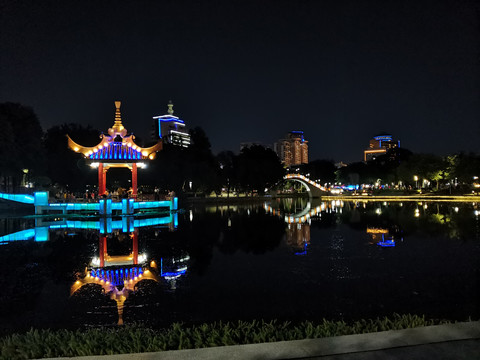 公园夜景凉亭