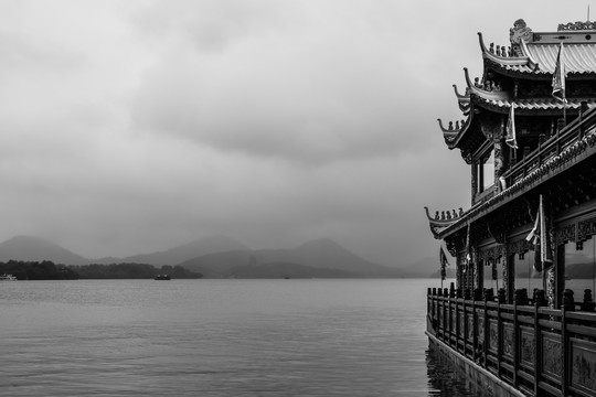 阴雨西湖