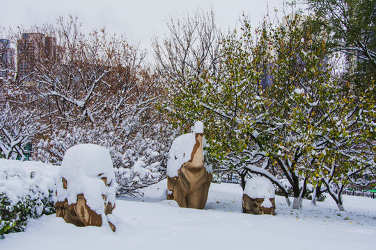 大象雕塑与树林树木雪挂雪地