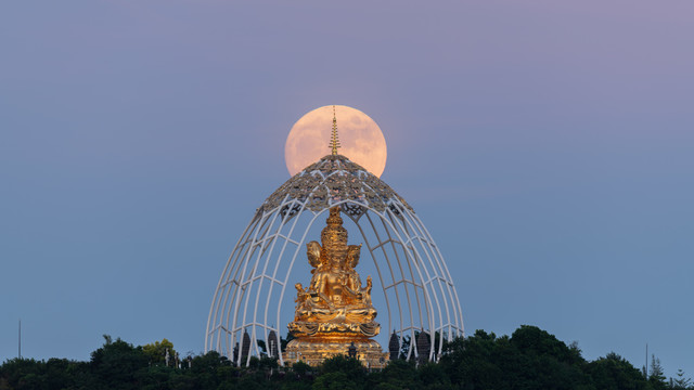 深圳大华兴寺四面观音顶月