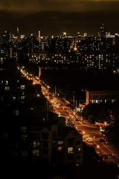 上海华灯初上的街道鸟瞻视角