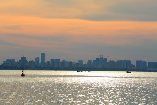 夕阳大海渔船