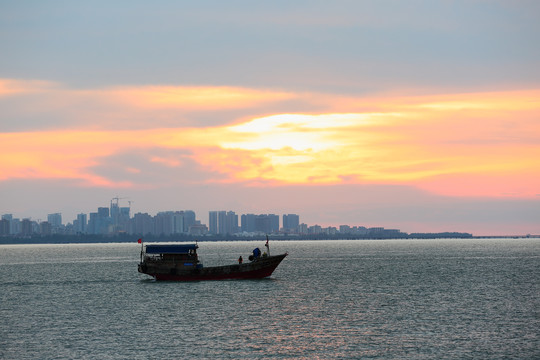 大海夕阳渔船