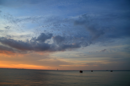 大海渔船夕阳