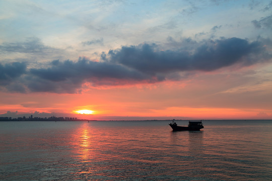 夕阳大海渔船
