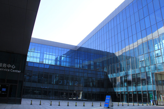 宝石蓝玻璃幕墙建筑会议中心
