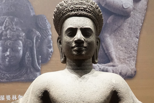 湿婆神石雕立像