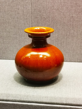 唐代棕红釉盘口瓶