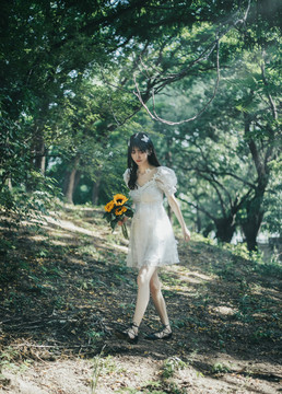 早晨树林里穿着白色连衣裙的女孩