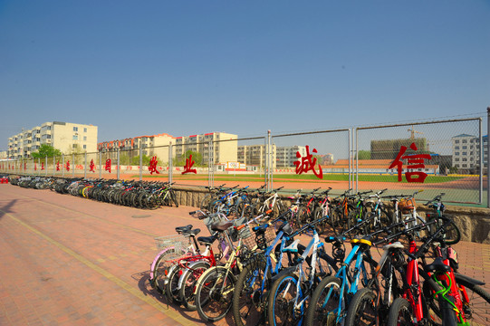 中学自行车停车场