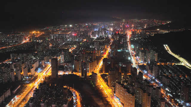 航拍青海西宁海湖新区御3夜景