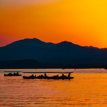 夕阳乌篷船剪影